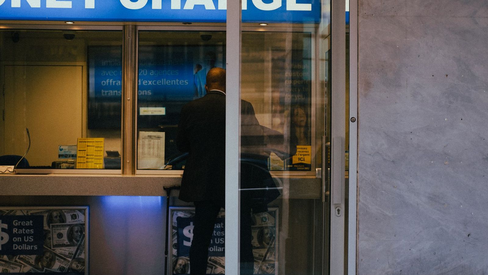 Un transfert d'argent au guichet, billets comptés à la main