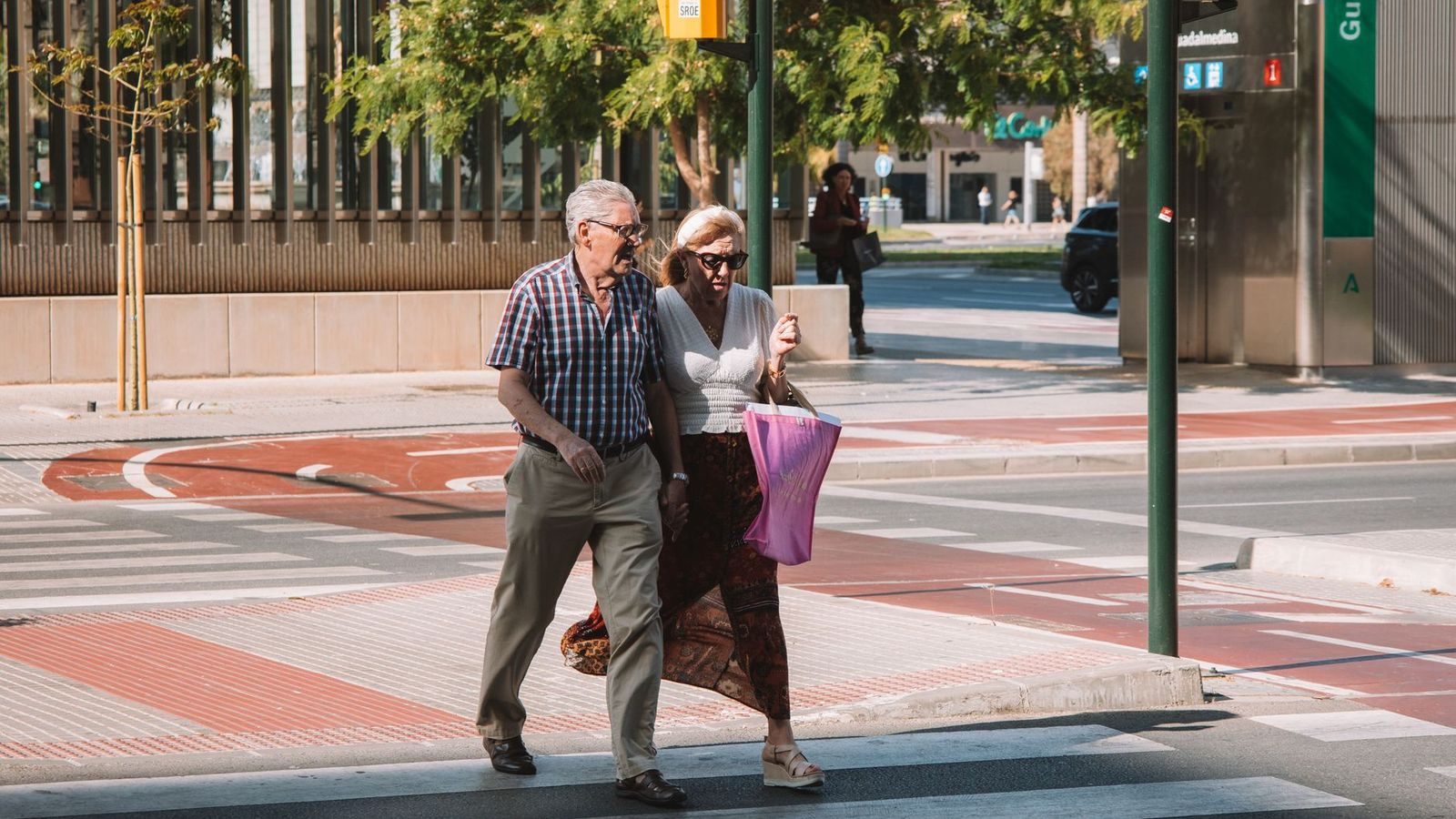 Un couple de retraités se promenant au soleil