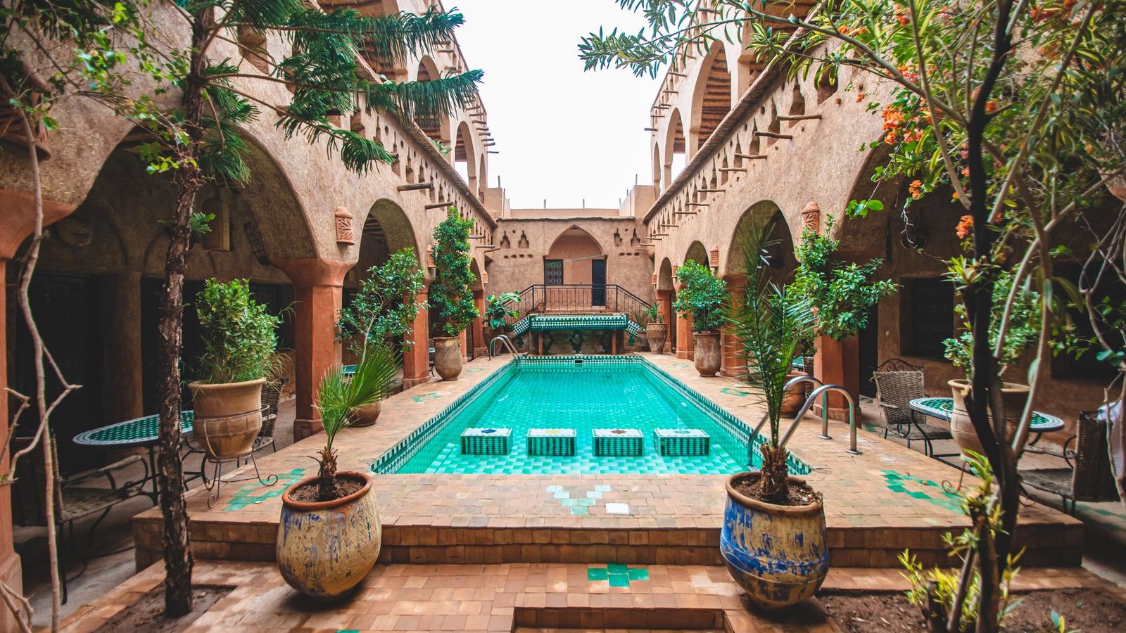 Le patio et le bassin d'un riad marocain