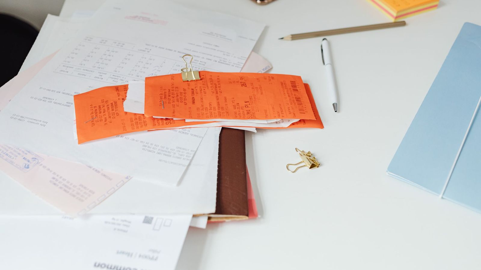 Des dossiers et des papiers empilés sur un bureau