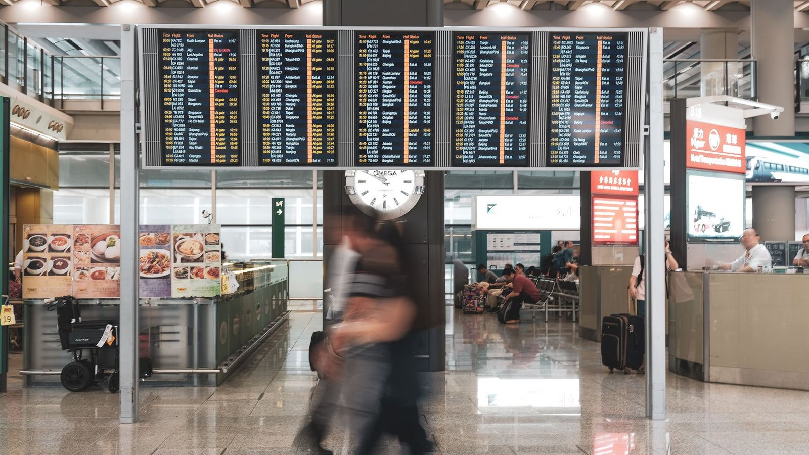Un hall d'aéroport et ses voyageurs au départ