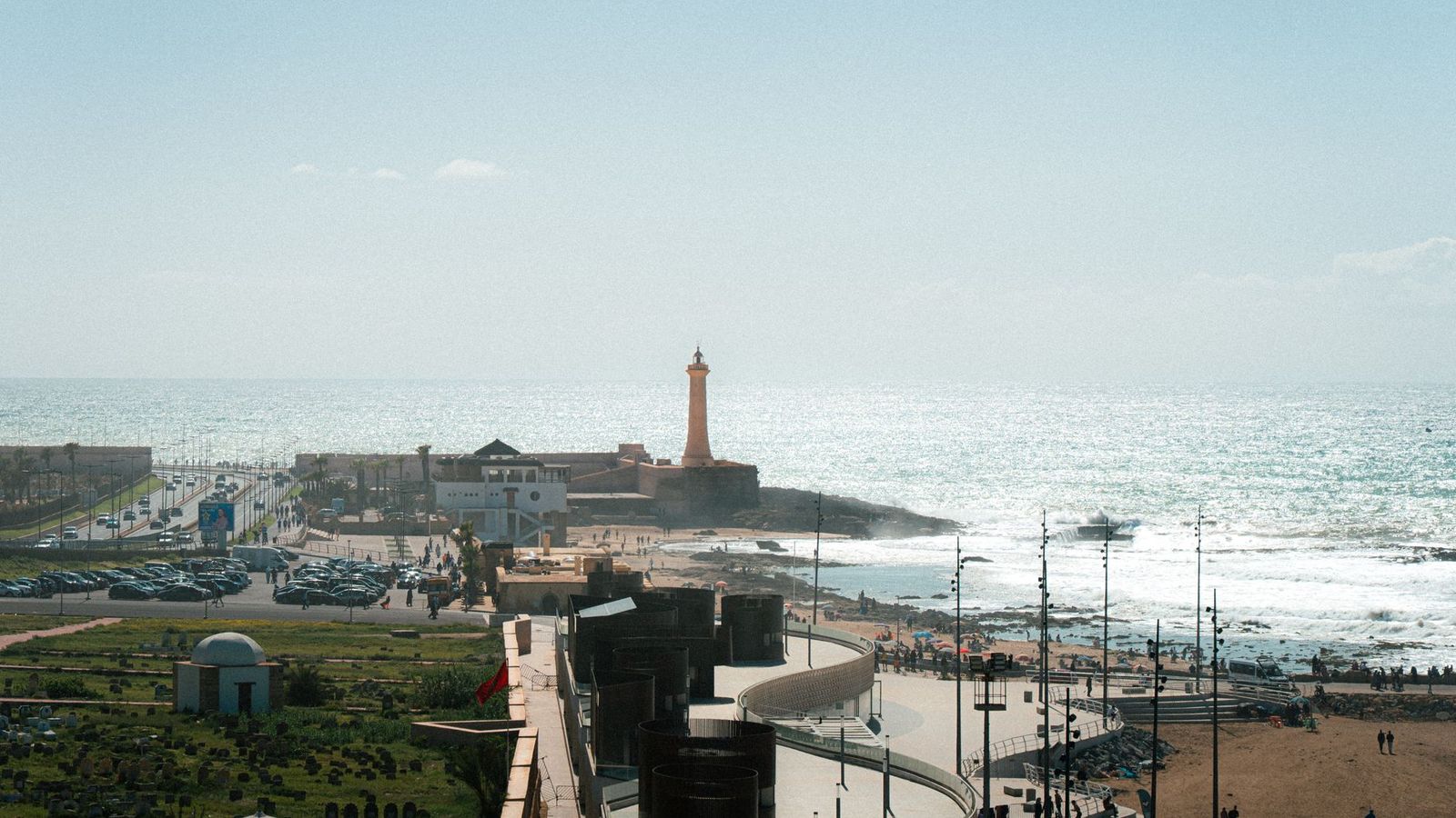 Le phare et la corniche de Casablanca vus du ciel