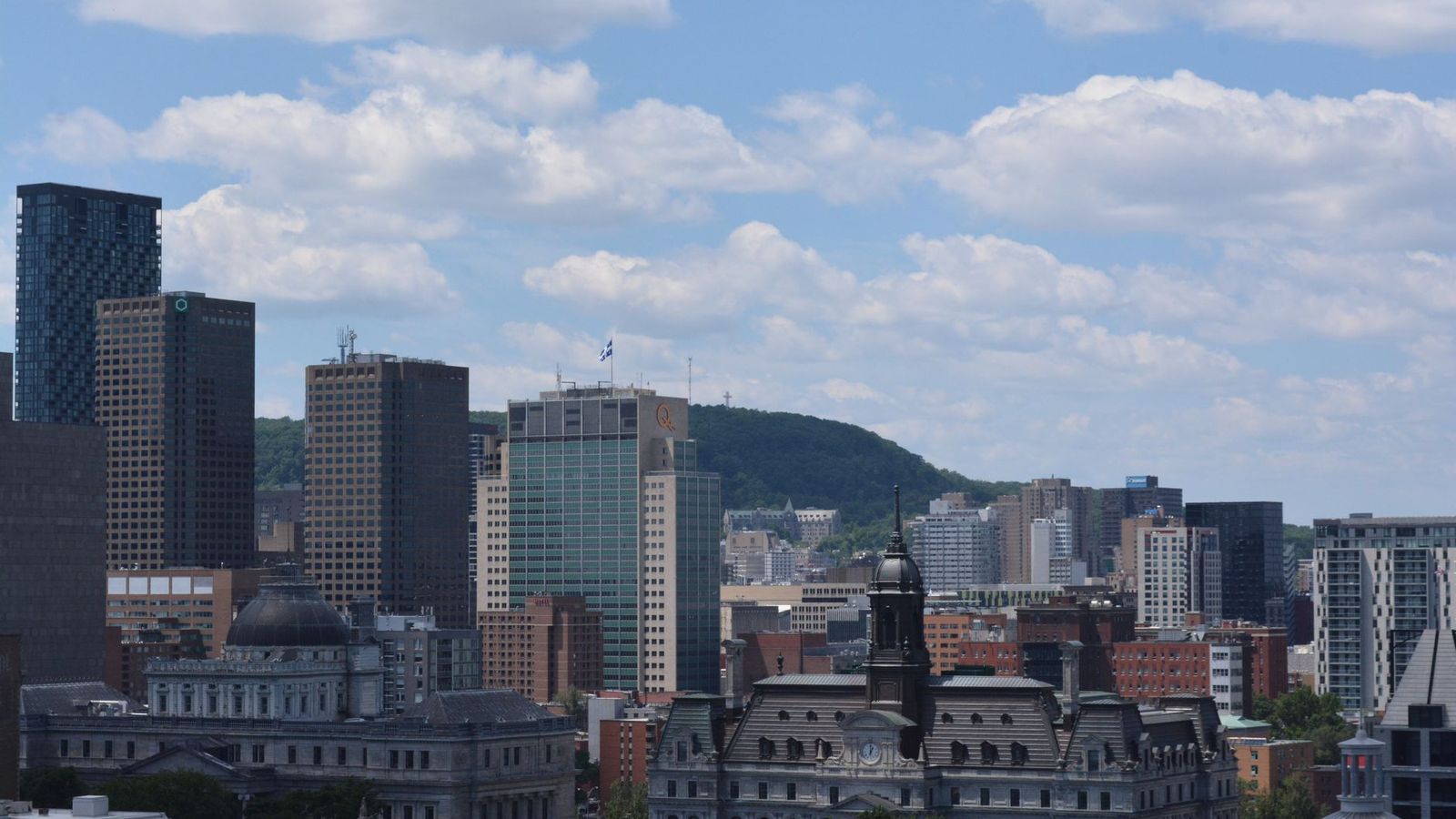 Le centre de Montréal, le mont Royal en arrière-plan