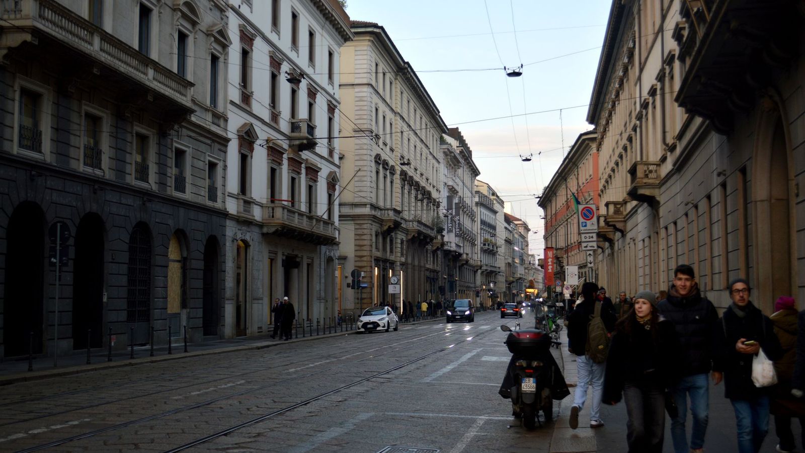 Une rue du centre de Milan et ses immeubles anciens
