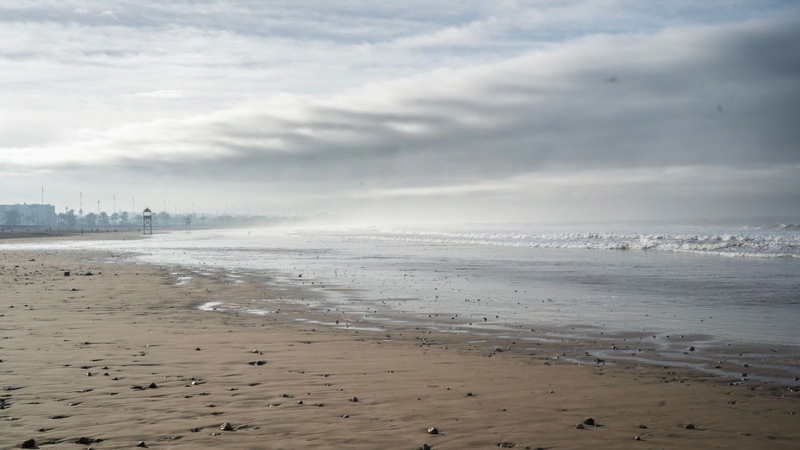La plage d'Agadir un matin de brume