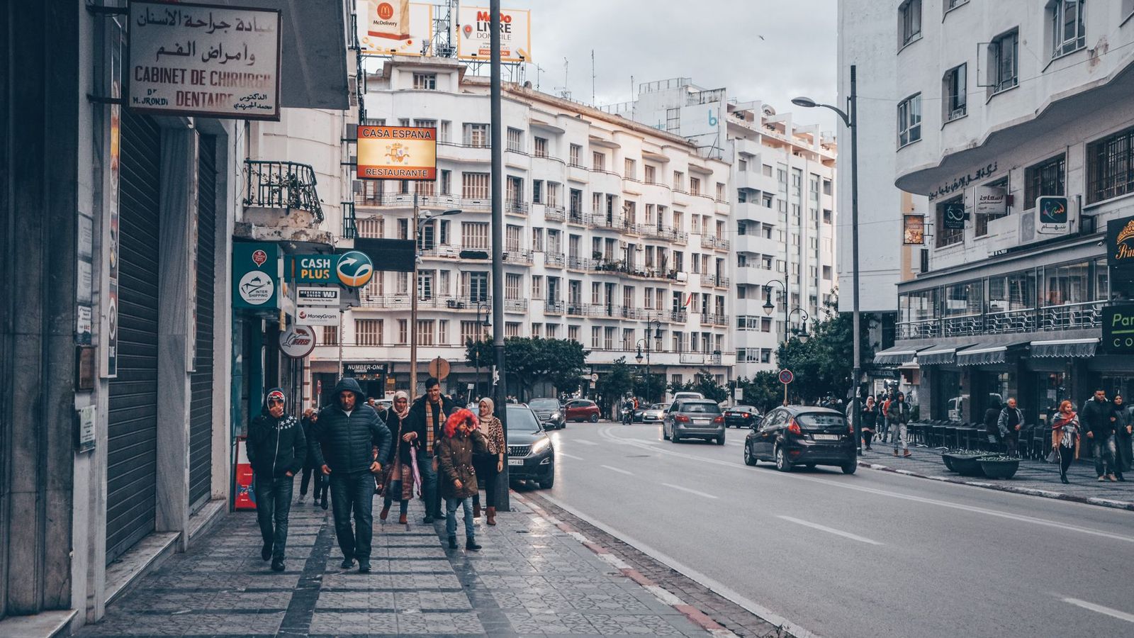 Une rue animée du centre de Tanger